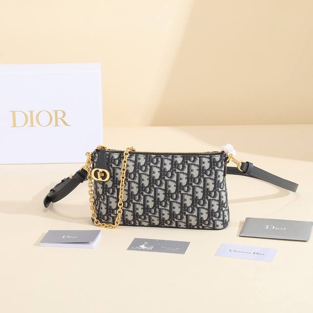 这款 Miss Dior Dior Midi 迷你手袋是二零二四早春系列新品，优雅实用的设计进一步丰富了此系列。采用饼干色羊皮革精心制作，饰以藤格纹缉面线。拉链