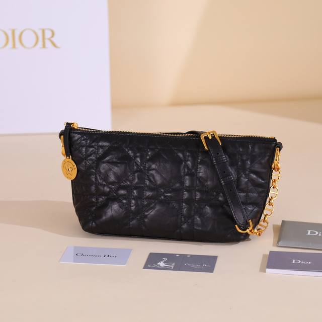 这款 Diorstar Hobo 链条手袋是二零二四春夏成衣系列新品，造型时尚，设计实用。采用黑色褶皱牛皮革超大藤格纹面料精心制作，廓形柔软，带有宽敞的隔层。拉