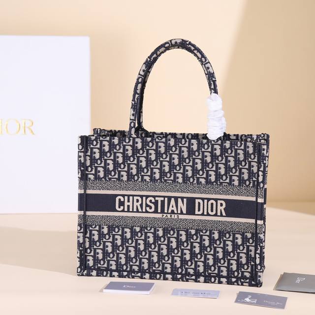 这款 Book Tote 手袋由 Dior 女装创意总监玛丽亚 嘉茜娅 蔻丽 Maria Grazia Chiuri 设计，是体现 Dior 美学的主打单品。采