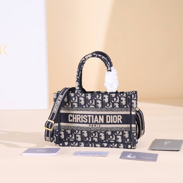 这款迷你尺寸手袋是二零二四早春系列的新品，由玛丽亚 嘉茜娅 蔻丽 Maria Grazia Chiuri 精心设计，丰富了经典的 Dior Book Tote