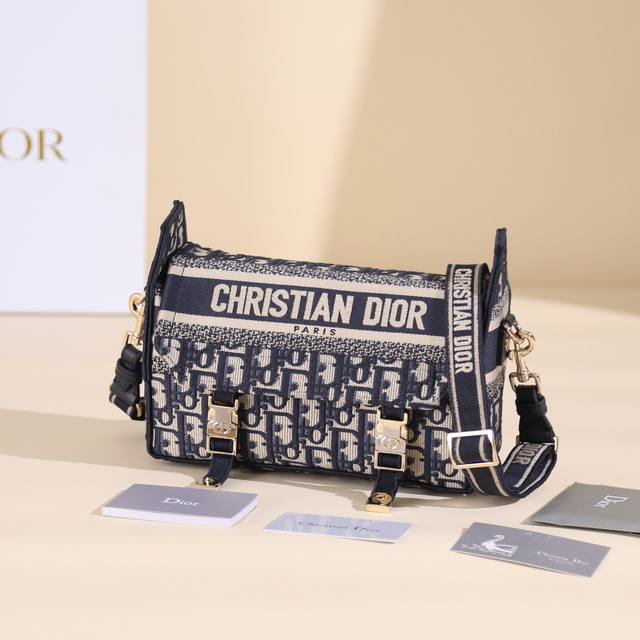 Dior新款邮差包，在经典信使包的基础上精心设计，融入 Dior 的标志性元素，打造休闲时尚的造型。通体饰以蓝色 Oblique 印花，搭配“Christian