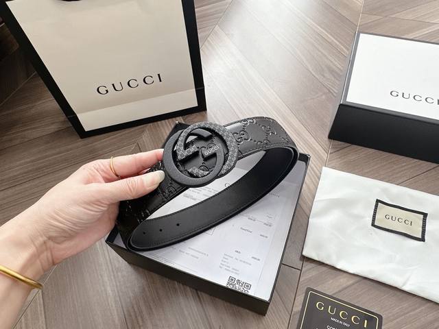 Gucci 男女通用款 古奇新款互扣式g带扣深受品牌辉煌的70年代经典设计所影响，得以重新诠释。安放于织纹纯皮腰带之上。正品一致的吊牌全套包装 配纸袋 礼品盒