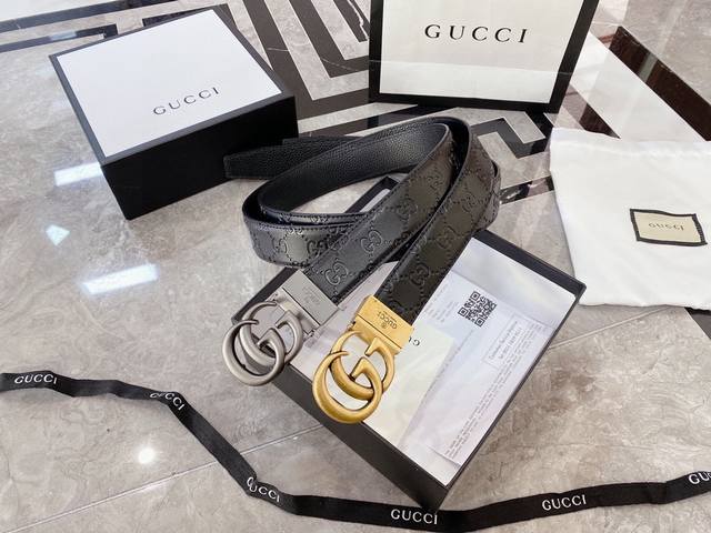Gucci 双面可用 古奇新款互扣式g带扣深受品牌辉煌的70年代经典设计所影响，得以重新诠释。安放于织纹纯皮腰带之上。正品一致的吊牌全套包装 配纸袋 礼品盒 亲