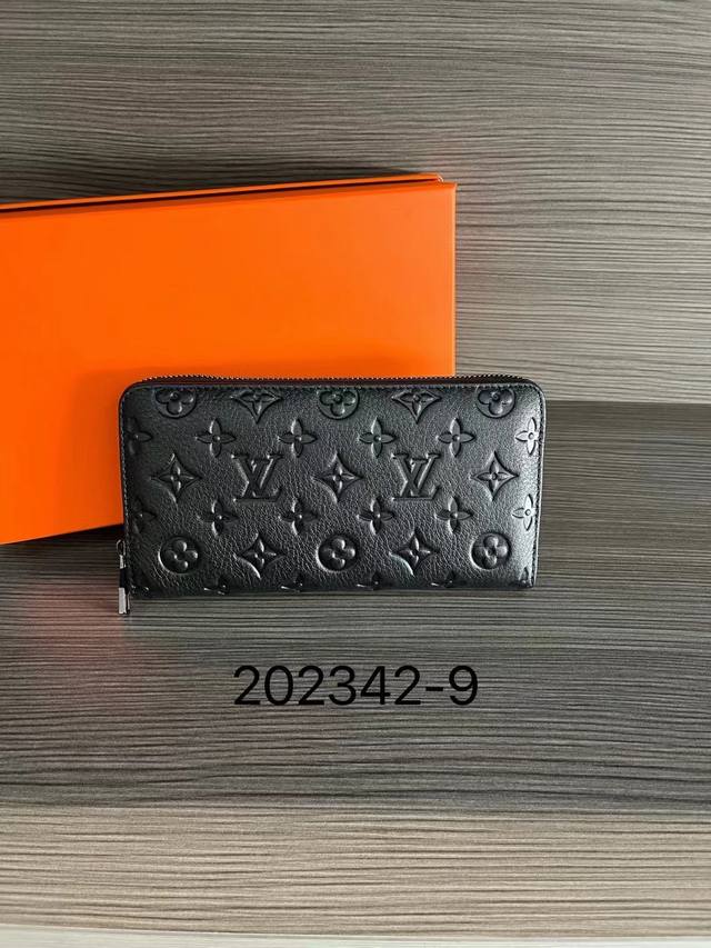 Louis Vuitton 路易威登 男士钱包！专柜同步，原版头层牛皮面料撕印最新款式标志棉布古铜金拉钱，油边做工精细 ，简单大方，时尚霸气，尺寸:21X11X