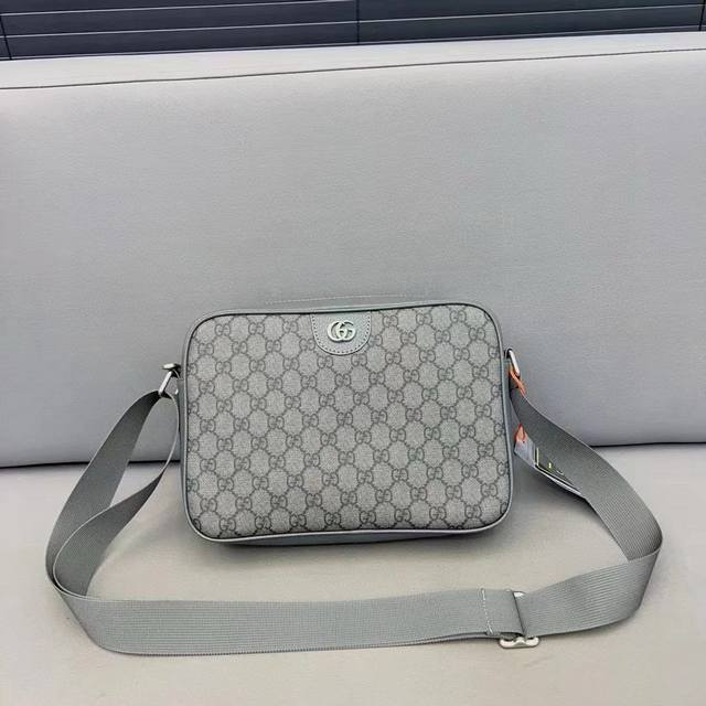 Gucci 古奇 相机包，699439#原单高品质，G家持续更新配色，添加更精致的色调。新配色和色彩组合为品牌标志性单品注入新意，彰显现代格调。这款g家系列背包