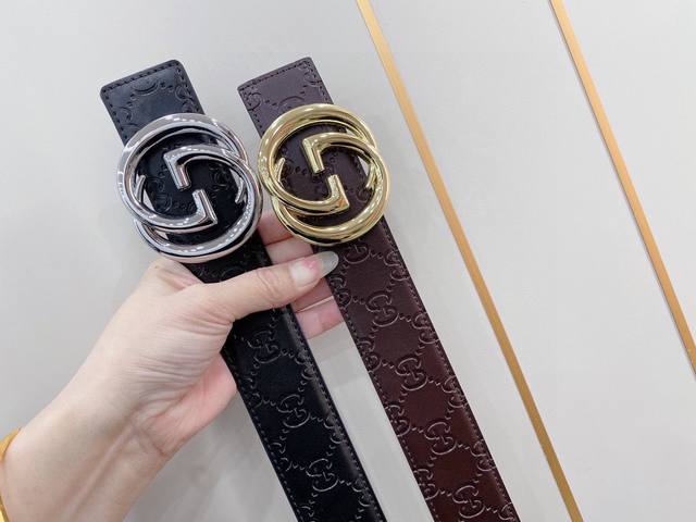 Gucci 古奇新款互扣式g带扣深受品牌辉煌的70年代经典设计所影响，得以重新诠释。安放于织纹纯皮腰带之上。正品一致的吊牌全套包装 配纸袋 礼品盒 亲们下单一定