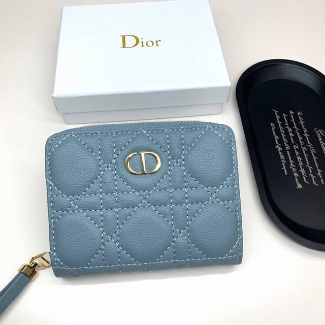 Dior 928颜色 黑色 兰色 尺寸 12*9*5 Dior 专柜最新款火爆登场！采用进口牛皮，做工精致， 媲美专柜！多功能小钱包，内隔丰富，超级实用