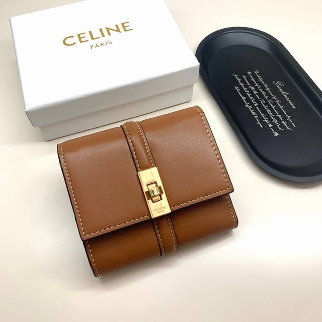 Celine 10523颜色 黑色尺寸 11*10*5 Celine短式钱包非常炫美的一个系列，专柜同步，采用头层牛皮，精致时尚！