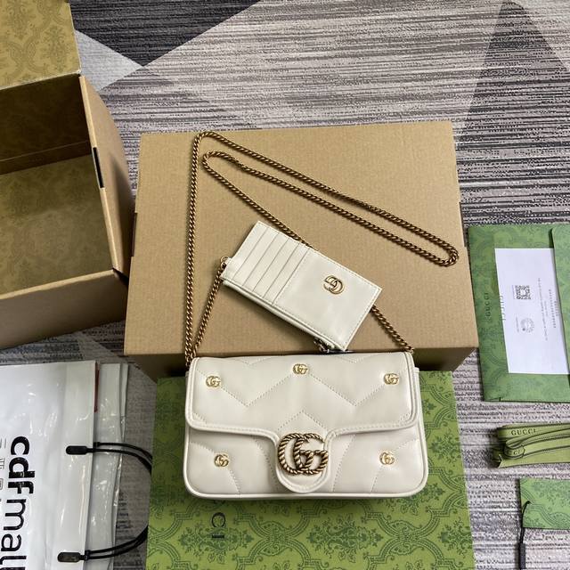 配全套包装 Gg Marmont系列迷你手袋 配卡包 绗缝皮革和品牌经典字母交织造型配件已成为gg Marmont系列的象征。这款迷你手袋以粉色软皮匠心打造，巧