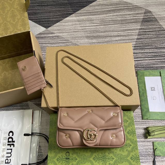 配全套包装 Gg Marmont系列迷你手袋 配卡包 绗缝皮革和品牌经典字母交织造型配件已成为gg Marmont系列的象征。这款迷你手袋以粉色软皮匠心打造，巧