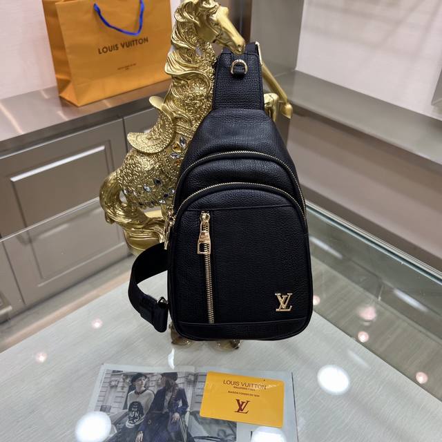 新品 ：Louis Vuitton 路易威登 最新款胸包，不但包型做得好，而且品质也非常精细，采用进口牛皮，容量大、款式简单大方 型号 : 7762-6