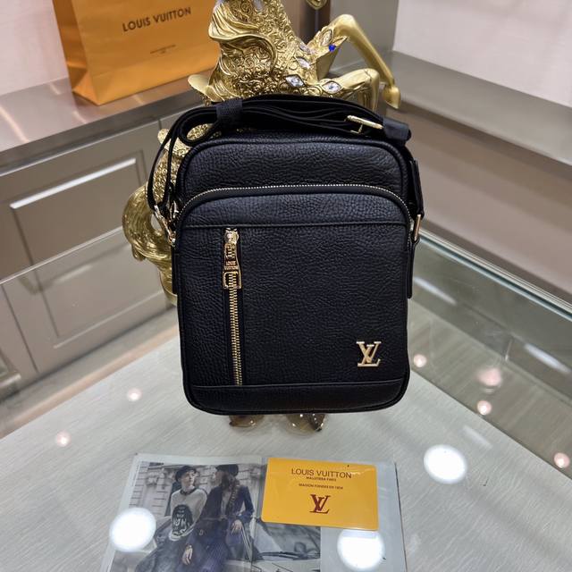 新品 ：Louis Vuitton 路易威登 最新款单肩包，不但包型做得好，而且品质也非常精细，采用进口牛皮，容量大、款式简单大方 型号 : 7763-