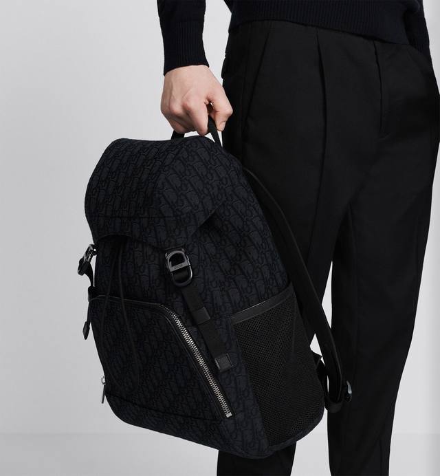 这款 Dior 8 双肩背包是二零二四夏季男装系列新品，搭配翻盖设计，致敬美妙的户外和 Dior 的时尚风范。采用米色和黑色 Oblique 印花面料精心制作。