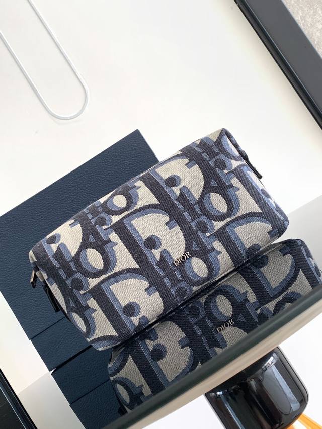 原单 这款洗漱包是二零二四春季男装系列新品，实用优雅。采用米色和黑色超大 Oblique 印花面料精心制作，重新诠释品牌经典图案，正面饰以 Dior 标志。设有