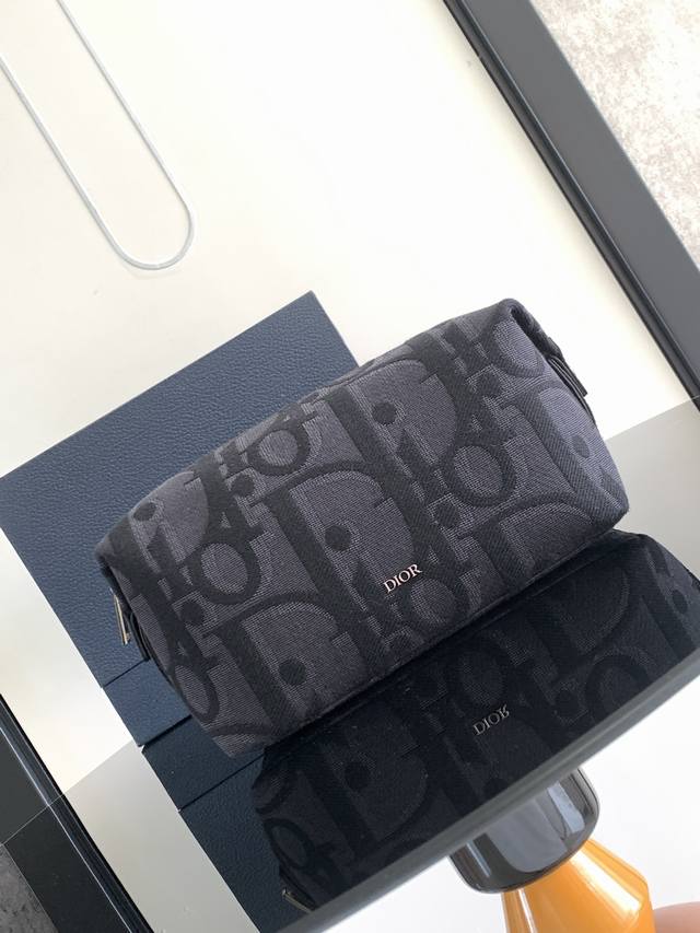原单 这款洗漱包是二零二四春季男装系列新品，实用优雅。采用黑色超大 Oblique 印花面料精心制作，重新诠释品牌经典图案，正面饰以 Dior 标志。设有宽敞的