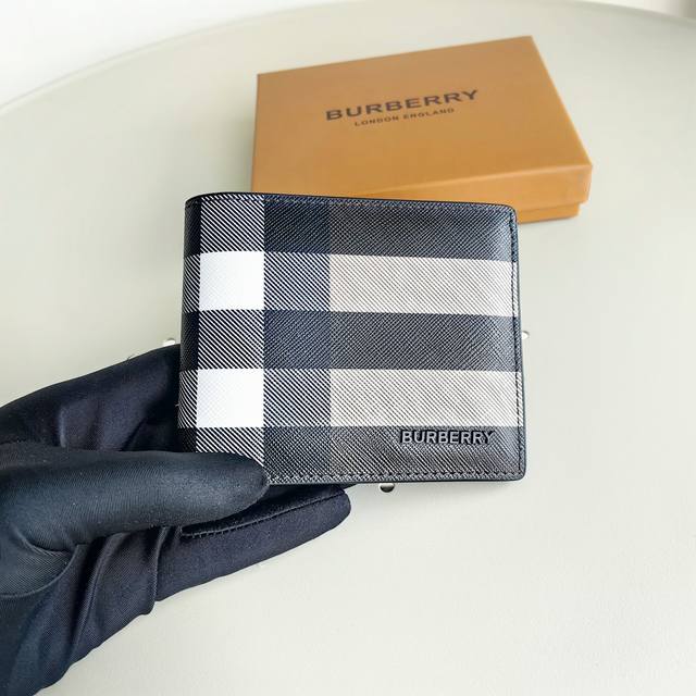 精选 Burberry 格纹和皮革材质打造，设有多个隔层，尺寸适合收纳全球币种。16个卡位拉链隔层 纸币隔层适用于全球币种3个插袋 手绘涂漆边缘 正面饰有 Bu