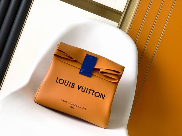 M24578 顶级原单 Sandwich 手袋为柔软牛皮革浸染品牌购物袋的标志性色调，再将 Louis Vuitton 和 Maison Fondée En 1