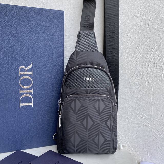 配送原版包装盒 批 ，Dior男士最新款式，男士胸包原单品质 采用进口材质，轻便，舒适，质感柔滑，手感细腻 高贵五金 低调奢华有内涵 时尚休闲帅气 方便实用，怎