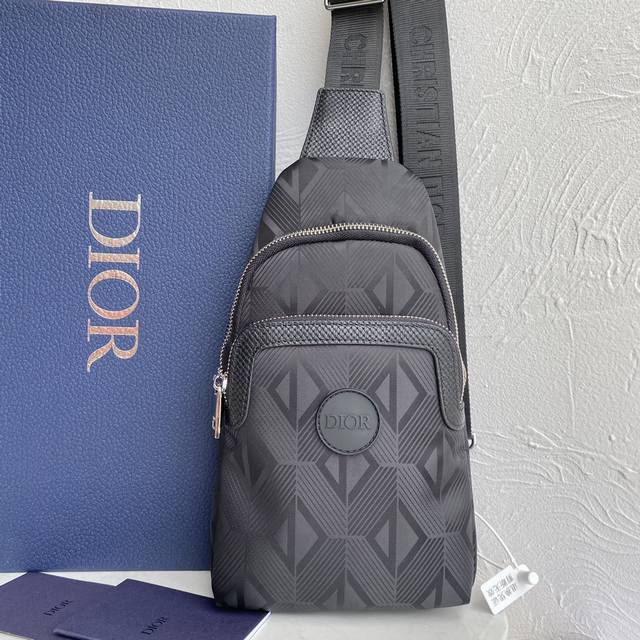 配送原版包装盒 批 ，Dior男士最新款胸包-原版品质，男神必备实用性非常全面 ，空间大，顶级原版牛皮顶级做工，手工一流，零瑕疵，识货首选。市场最顶级最好的货专
