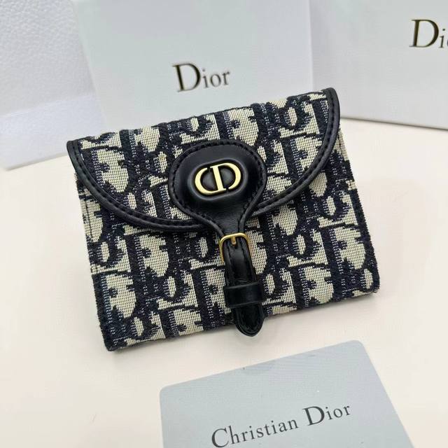 Dior D33颜色 黑色 灰色尺寸 10*8.9*2.2 Dior专柜最新款火爆登场！采用头层牛皮，做工精致， 媲美专柜！多功能小钱包，超级实用！