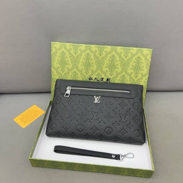 Louisvuitton 路易威登 压花小牛皮手拿包 卡包钱包多功能男包 采用精湛镶嵌细工，实物拍摄 原厂原版面料 配送礼盒 27 X 17 Cm。