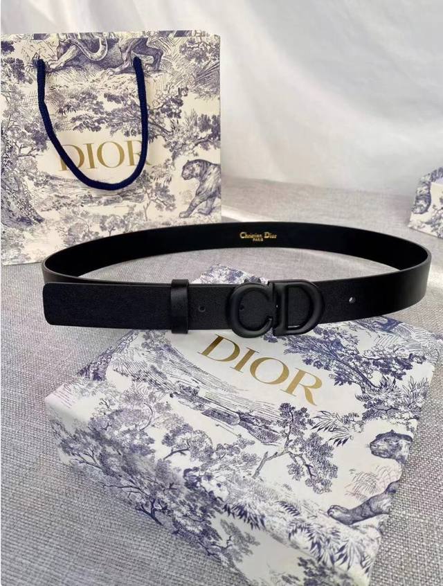 Dior迪奥皮带腰带专注高端， 宽度3.0Cmdior 迪奥 爆款平面無線帶身 烤漆金属“Cd”标志進口雙面頭層牛皮