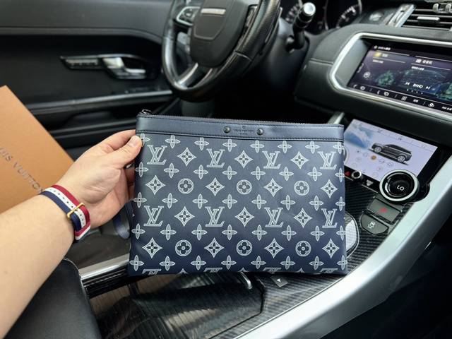 高端货 新款 “Louis Vuitton”Lv手拿包 路易威登手包 Louis Vuitton Pochette To-Go 字母徽标拉链开合涂层帆布拼皮革