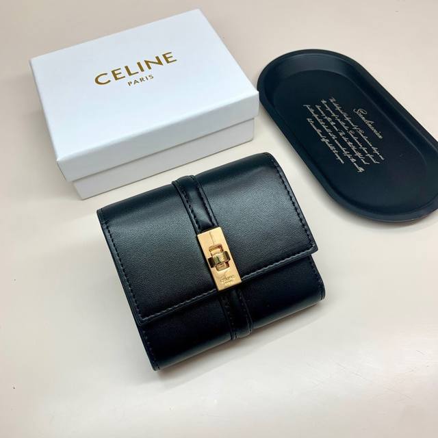 Celine 10523颜色 黑色尺寸 11*10*5 Celine短式钱包非常炫美的一个系列，专柜同步，采用头层牛皮，精致时尚！