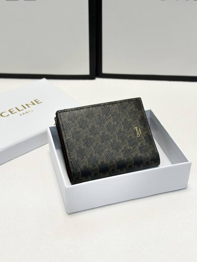 Celine 8591 颜色 黑色 杏色 棕色 老花 尺寸 9* 10.5*2Celine 专柜最新款！Triomphe 紧凑型钱包 闪亮小牛皮 简约大气 ，精