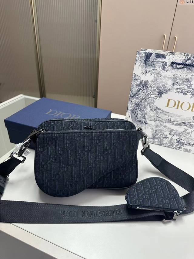 Dior 迪奥 这款马鞍三件套手袋是二零二三秋季男装系列新品，采用黑色 Oblique 印花面料精心制作，醒目百搭。三合一款式，设有一个拉链包，突显正面的马鞍手