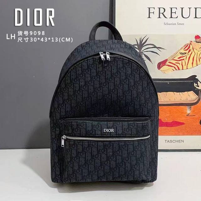 Dior迪奥黑色提花双肩背包是本季新品，将高订精神融入功能性单品，丰富dior Explore系列。采用米色和黑色提花面料精心制作，饰以oblique印花和黑色