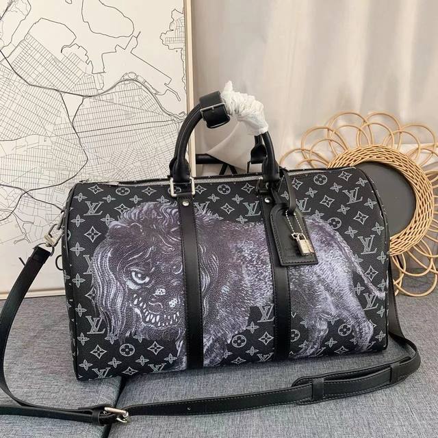 Louis Vuitton 原单品质 高版本 路易威登 45 旅行袋 备受喜爱的keepall 45旅行袋，由全新标志性黑灰monogram Eclipse帆布