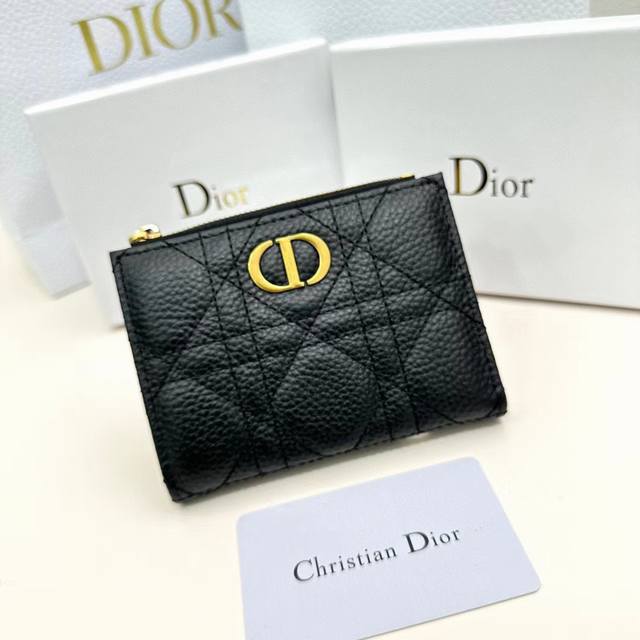 Dior D25颜色 黑色尺寸 11.5*9*2 Dior 专柜最新款火爆登场！采用进口pvc配小牛皮，做工精致， 媲美专柜！多功能小钱包，超级实用