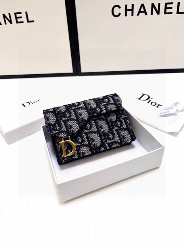 颜色 黑 灰尺寸：10.5*7 Dior 专柜最新款出货！D家新款马鞍小卡包出货！小小一只，能放十几张卡和几张现金，对于现在人来说足够用了！复古经典的obliq