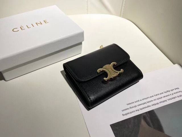 Celine 16332颜色 黑色尺寸 11*10*5新款凯旋门2 件套，Celine短式钱包非常炫美的一个系列，专柜同步，采用头层牛皮，精致时尚！