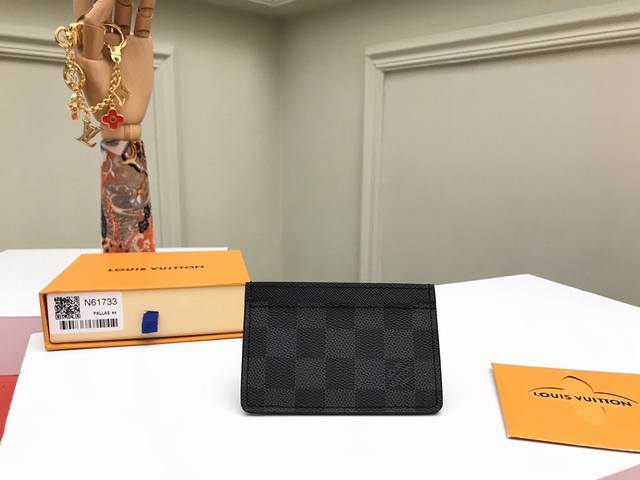 顶级原单 N61733黑格monogram 帆布制卡片夹，设计简约而时髦，可轻易放入衣服口袋。 设有三个夹层，可供放置信用卡、乘车卡或名片等。尺寸11X7，包装