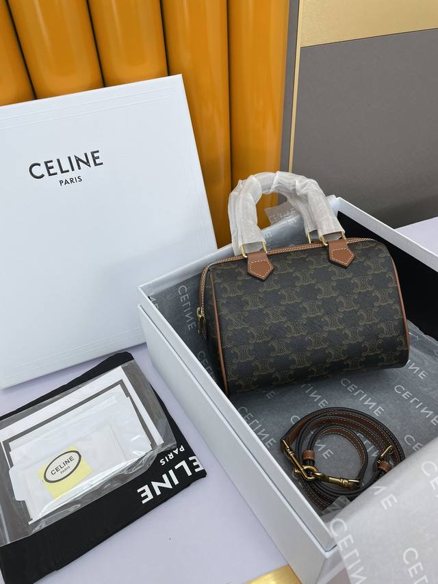 Celine｜小号标志印花牛皮革波士顿包 Triomphe Canvas标志印花，牛皮革包边，织物面料衬里，拉链锁闭，1个主隔层，内侧拉链口袋。皮革手挽长8Cm