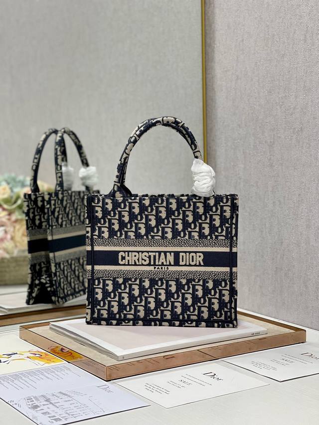 这款 Book Tote 手袋由 Dior 女装创意总监玛丽亚 嘉茜娅 蔻丽 Maria Grazia Chiuri 设计，是体现 Dior 美学的主打单品。采