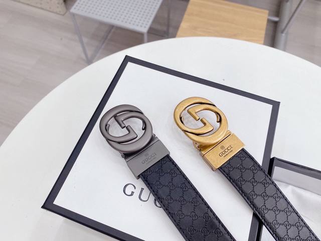 P Gucci 古奇新款互扣式g带扣深受品牌辉煌的70年代经典设计所影响，得以重新诠释。安放于织纹纯皮腰带之上。正品一致的吊牌全套包装 配纸袋 礼品盒 亲们下单