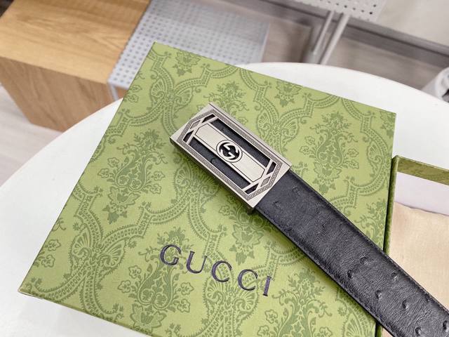 P Gucci 古奇新款互扣式g带扣深受品牌辉煌的70年代经典设计所影响，得以重新诠释。安放于织纹纯皮腰带之上。正品一致的吊牌全套包装 配纸袋 礼品盒 亲们下单