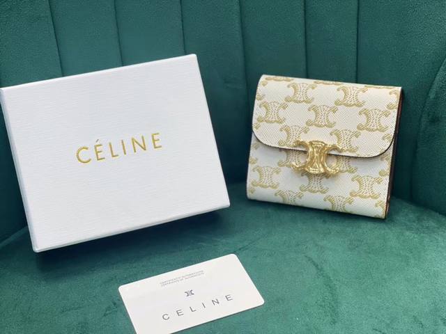 Celine 66335颜色 白色印花尺寸 11*10*5 Celine短式钱包非常炫美的一个系列，专柜同步，采用头层牛皮，精致时尚！