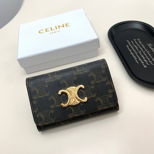 Celine 8594颜色 黑色 老花尺寸：6*10*2.5Celine 专柜最新款钥匙包出货！采用进口小牛皮搭配定制带logo五金！做工精致！