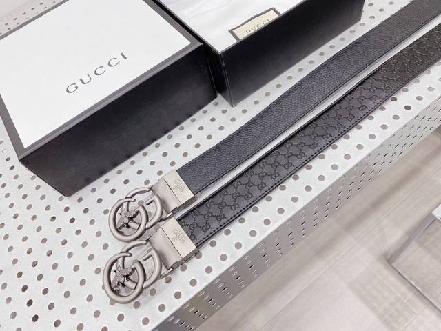 P Gucci 双面可用 古奇新款互扣式g带扣深受品牌辉煌的70年代经典设计所影响，得以重新诠释。安放于织纹纯皮腰带之上。正品一致的吊牌全套包装 配纸袋 礼品盒