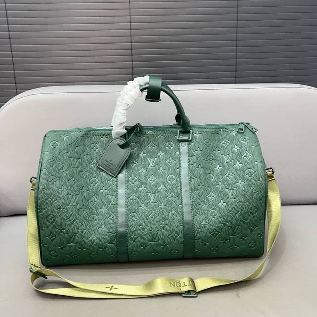 Louisvuitton 路易威登 Keepall旅行袋 手提包袋 机场包 采用精湛镶嵌细工，实物拍摄 原厂原版面料 配送 防尘袋 50 X 29 Cm。