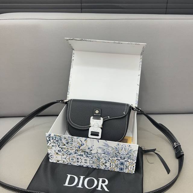 Dior 迪奥 马鞍包信使包 Cd刺绣相机包 男女通用斜挎包 单肩包 采用精湛镶嵌细工，经典百搭 实物拍摄 原厂原版面料 配送防尘袋 礼盒 20 X 13 Cm