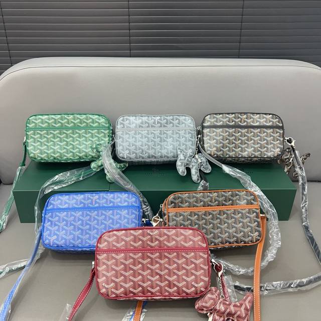 Goyard 戈雅 Cap- Vert 带挂件 Y字老花相机包 单肩斜挎包 原厂面料 激光雕刻五金 高货品质 配送防尘袋 礼盒 尺寸 22 X 13 Cm