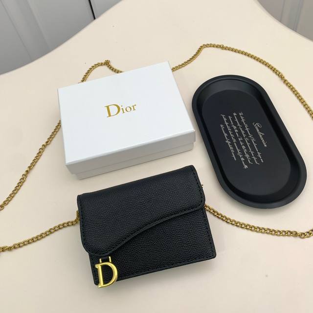 Dior 94006颜色 黑色 尺寸 10.5*7 专柜最新款出货！D家新款马鞍小包出货！小小一只，能放十几张卡和几张现金，对于现在人来说足够用了！进口小牛皮搭
