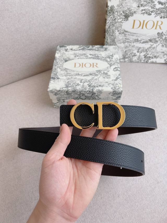 Dior.迪奥 全套包装 男士休闲皮带系列。简约金属“Cd”标志，演绎时尚风格；自信活力，易搭配服饰。宽度：35Mm