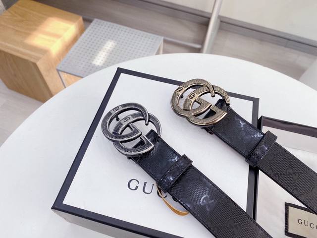 P Gucci 男女通用款 古奇新款互扣式g带扣深受品牌辉煌的70年代经典设计所影响，得以重新诠释。安放于织纹纯皮腰带之上。正品一致的吊牌全套包装 配纸袋 礼品