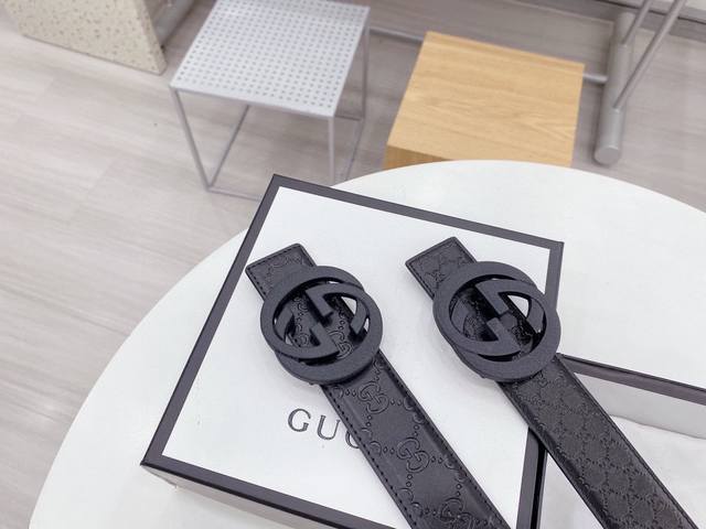 P Gucci 男女通用款 古奇新款互扣式g带扣深受品牌辉煌的70年代经典设计所影响，得以重新诠释。安放于织纹纯皮腰带之上。正品一致的吊牌全套包装 配纸袋 礼品